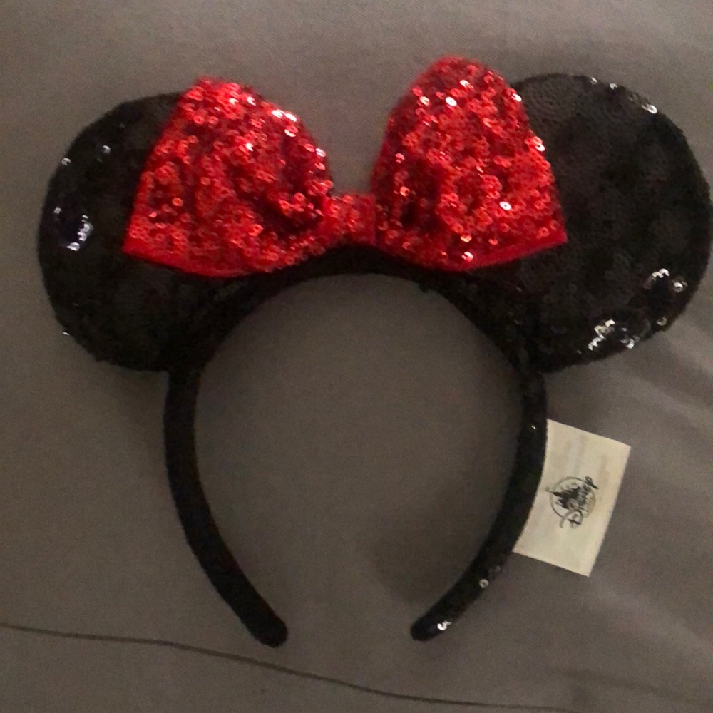 Disney Minnie Mouse headband. Beautiful in perfect condition!!